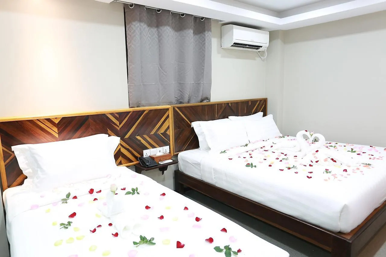 Tristar Hotel Yangon 3*,