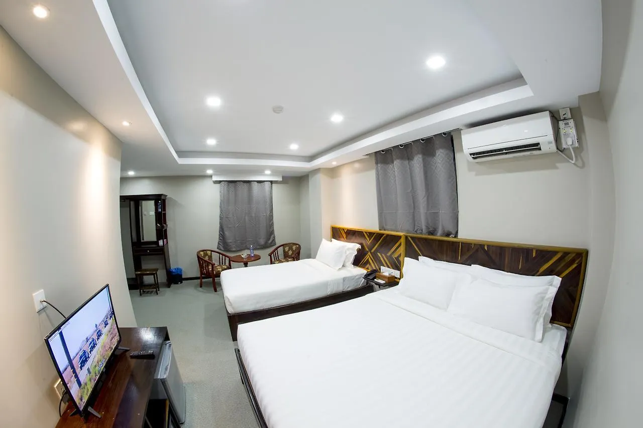 Tristar Hotel Yangon 3*,